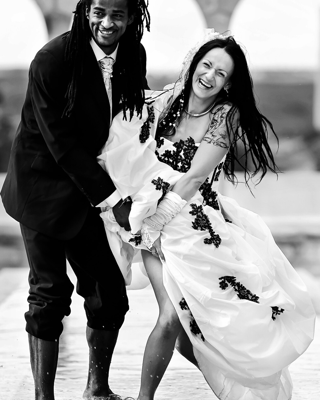 Portrait de mariée en noir et blanc avec bouquet réalisé à Lyon