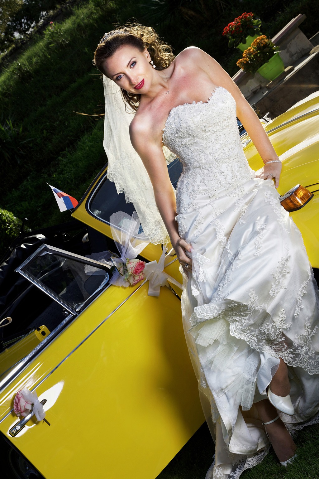 Portrait de mariée avec voiture de collection réalisé dans le Rhône