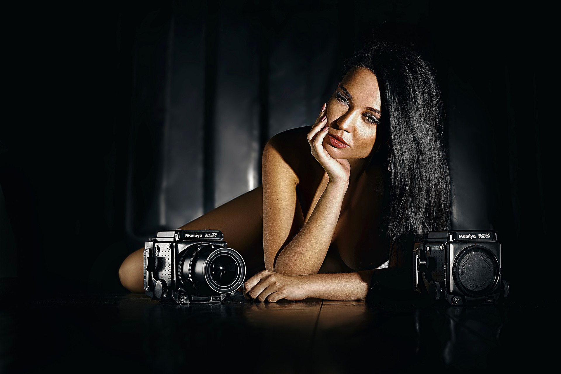 Portrait éditorial en clair-obscur avec deux Mamiya RZ67 pour un client de Lyon