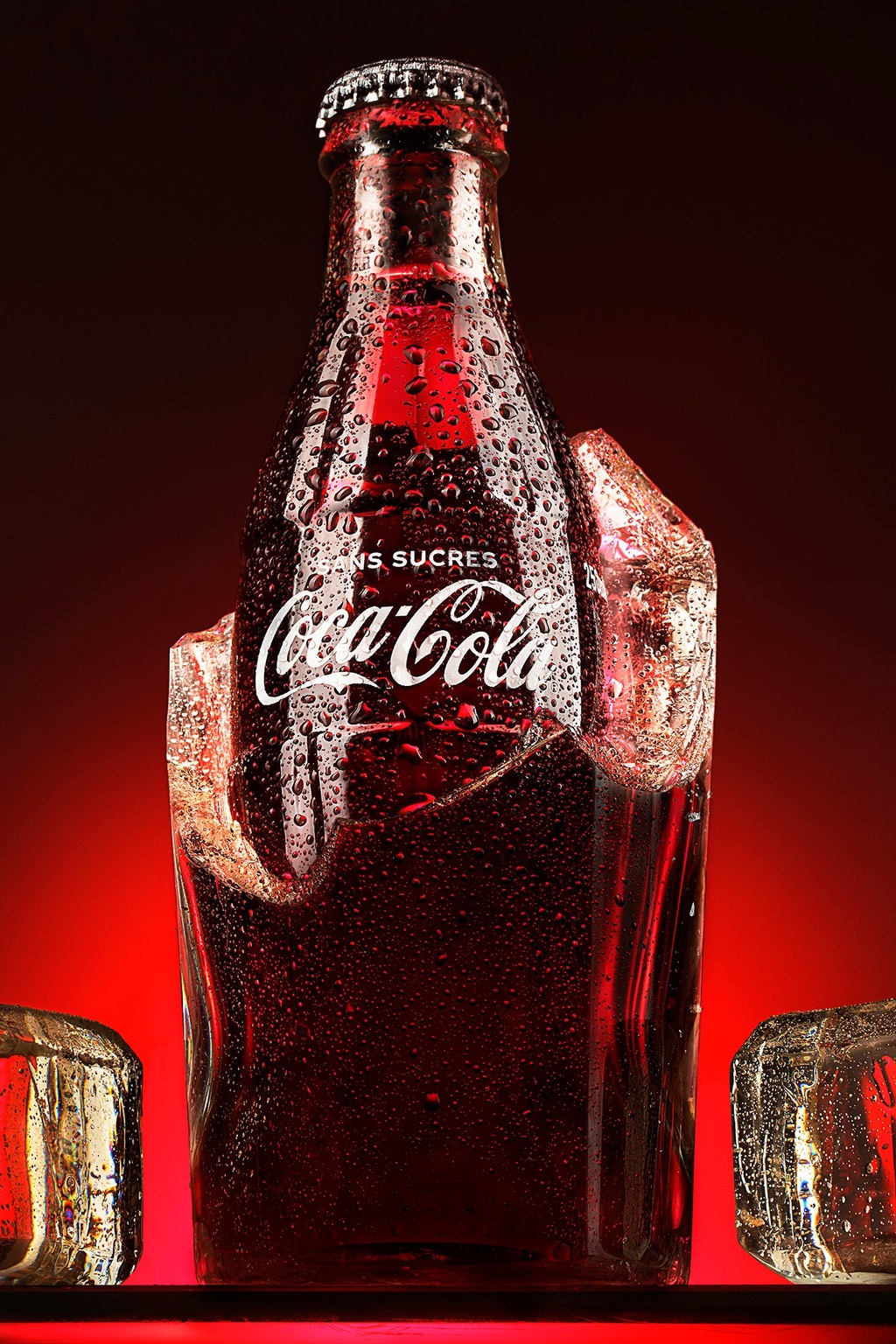 Packshot publicitaire de bouteille de soda sur glace, photographie produit en studio mobile à Lyon